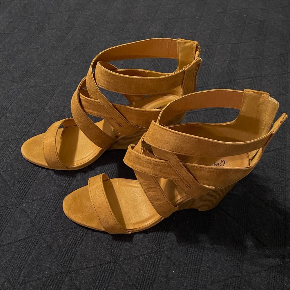 Qupid Brody-11 Wedge Sandals